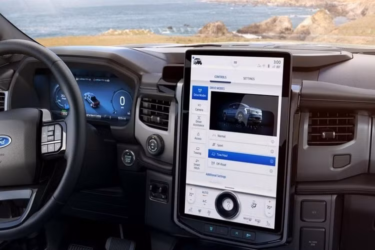 Hiện tại, Ford đang tạm ngưng sản xuất F-150 Lightning sau khi phát hiện một số lỗi liên quan đến vấn đề pin làm 18 xe bốc cháy tại kho sản xuất.