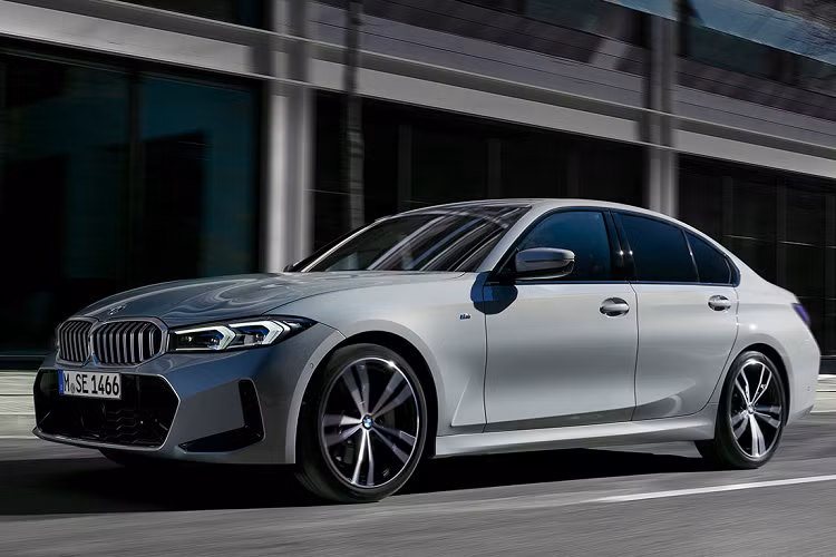 BMW cũng đã bổ sung thêm dải đèn LED chiếu sáng trong nội thất trên lưng hai ghế trước và những dải đèn này tạo sự kết nối liền mạch với những dải đèn trên hai bên bụng cửa.