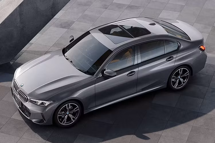 Khác với một số mẫu xe có phiên bản trục cơ sở dài như Mercedes-Benz E-Class, phiên bản 3-Series này sở hữu thiết kế ngoại thất với cột C hài hòa, không khác biệt gì so với nguyên bản. Có thể thấy dễ dàng một điều là phần cửa sau xe cũng đã được kéo dài so với phiên bản gốc.
