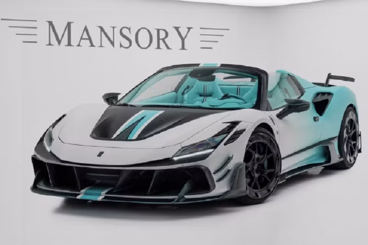 Vẫn mang triết lý cũ "One of One", chiếc Mansory F8XX Spider Tempesta Turchese lần này được hãng phối ba màu xanh Turquoise, xám và trắng độc đáo. Sự kết hợp màu uyển chuyển giữa đầu xe và đuôi xe mang đến một cái nhìn lạ mắt, ấn tượng cho Ferrari F8 Spider mui trần.