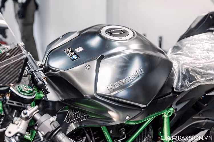 Logo Kawasaki River Mark được gắn trên đầu xe nhằm đánh dấu những mẫu xe có ý nghĩa lịch sử của hãng Kawasaki.Mâm xe là loại 5 chấu kép hình ngôi sao kích thước 17 inch được làm bằng nhôm đúc trọng lượng nhẹ được thiết kế dành riêng cho Ninja H2R nhờ dữ liệu của đội đua moto Kawasaki.