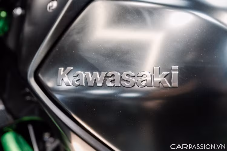 Hệ thống Launch Control của Kawasaki (KLCM) hỗ trợ khả năng tăng tốc của chiếc xe ngay từ khi đứng yên. KLCM sẽ tự động điều chỉnh công suất đầu ra của động cơ để hạn chế tối đa hiện tượng trượt bánh và bốc đầu xe mỗi khi người lái vặn mạnh tay ga nhưng vẫn đảm bảo khả năng tăng tốc mạnh nhất.