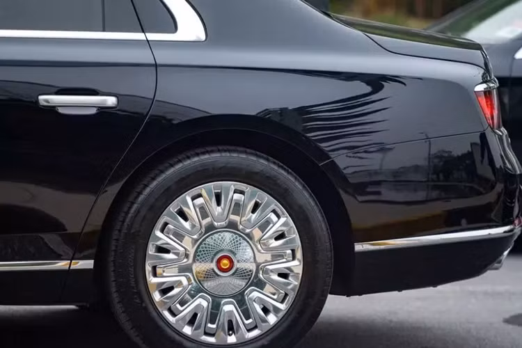 Để tạo cảm giác cao cấp, mẫu xe limousine này còn có hàng loạt chi tiết ngoại thất mạ crôm như lưới tản nhiệt, viền hốc gió trung tâm, nẹp trên sườn xe/cản sau/cửa cốp, đường chân kính, cột B và tay nắm cửa (ảnh: Thành Đông/Dân Trí).