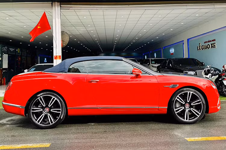 Chiếc xe siêu sang mui trần Bentley Continental GTC này thuộc đời 2008, tức là thế hệ đầu tiên, ở đời này, xe có bộ mặt trước và sau khá hiền lành, cụ thể, hốc gió trước được chia thành 3 phần, thiết kế khá nhỏ, 2 hốc gió bên nhỏ hơn, hốc gió giữa mở rộng ra. Đằng sau xe có cụm ống xả oval, thiết kế đèn pha dạng đôi, còn đèn hậu to bản.