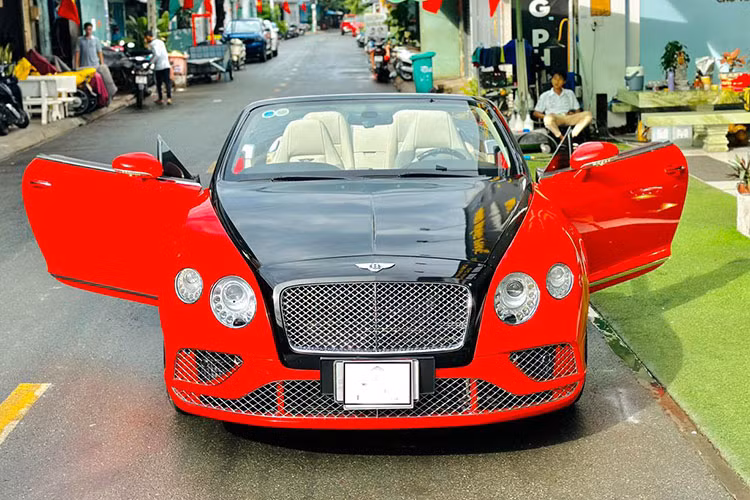 Tiếp đến là cản trước hoàn toàn mới, năng động hơn với hốc gió 2 bên hông mở rộng tối đa, nhưng cũng không thu hẹp hốc gió giữa, mà còn giúp nó kéo dài sang hết 2 bên đầu xe, kiểu thiết kế này có trên Bentley Continental GT V8 S, sản xuất từ đời 2014 đến 2018.