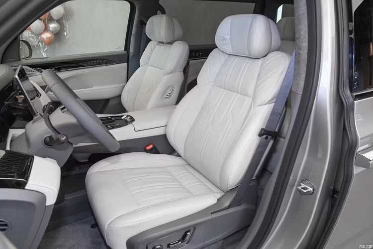 Đằng sau cửa cốp là khoang hành lý 590 lít, có thể chứa 7 chiếc va ly khác nhau dù hàng ghế thứ ba không gập xuống. Nếu ghế sau gập xuống, con số này tăng lên 1.295 lít. Bên dưới nắp ca-pô của xe cũng có thêm ngăn chứa đồ nhỏ, thường được gọi là "frunk", kết hợp giữa 2 từ "front" và "trunk" trong tiếng Anh