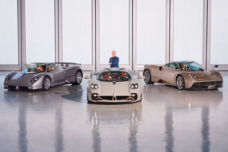 Đã 25 năm trôi qua kể từ khi doanh nhân Horacio Pagani đứng ra thành lập nhãn hiệu xe riêng của mình và cho ra mắt siêu phẩm đầu tiên là chiếc Zonda. Để kỷ niệm cột mốc đặc biệt này, nhà sản xuất Italia đã cho tổ chức cuộc triển lãm với sự góp mặt của 25 chiếc Pagani siêu đặc biệt tại trung tâm thành phố Modena.