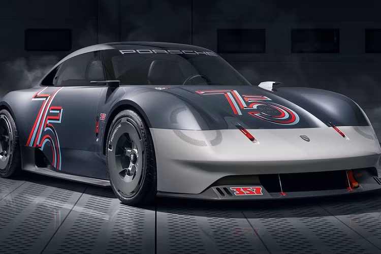 "Chúng tôi đã tạo ra một món quà sinh nhật vô cùng đặc biệt dưới dạng Porsche Vision 357 hoàn toàn mới - mẫu xe sử dụng 356 làm nền tảng để nhấn mạnh sự quan trọng trong gen thiết kế của chúng tôi", ông Michael Mauer, Phó Chủ tịch thiết kế của Porsche, khẳng định.