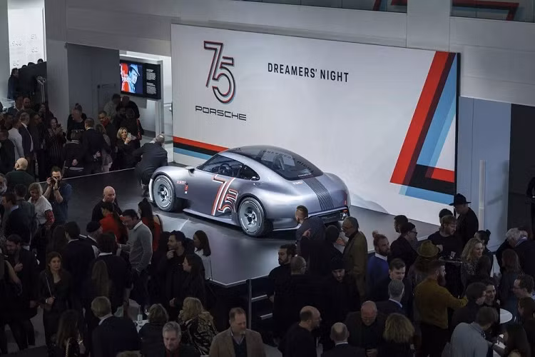 Hiện Porsche Vision 357 mới chỉ dừng ở mức xe concept. Chưa rõ hãng Porsche có dự định đưa mẫu xe concept này lên dây chuyền sản xuất thương mại hay không.