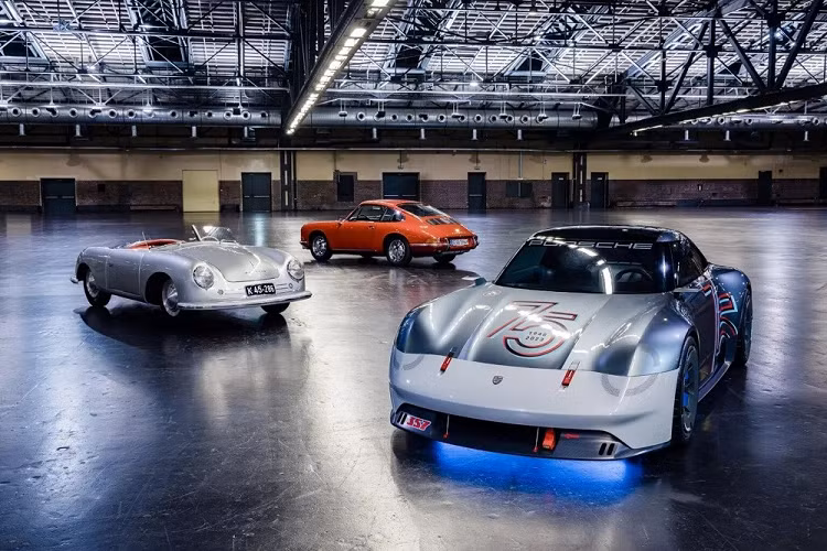 Đồng thời, 356 tiếp tục trở thành nguồn cảm hứng cho các mẫu xe Porsche trong suốt nhiều năm, ví dụ như Vision 357 mới ra mắt. Được phát triển dựa trên Porsche 718 Cayman GT4 RS, Vision 357 là mẫu xe tái hiện đàn anh 356 theo phong cách mượt mà và ấn tượng.