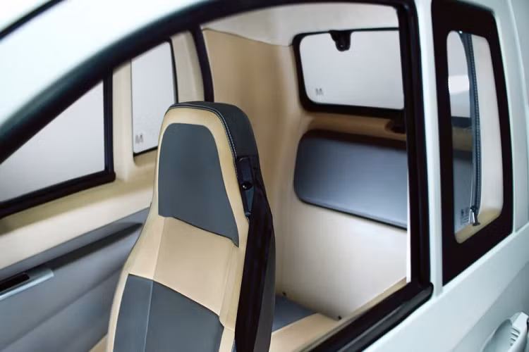 Kích thước nhỏ khiến Ark Zero EV sở hữu không gian nội thất chỉ có 2 hàng ghế và 3 chỗ ngồi. Trong đó, hàng ghế trước chỉ có ghế lái, nằm ở vị trí trung tâm, tương tự Renault Twizy. Trang bị của mẫu xe này đương nhiên khá hạn chế với bảng đồng hồ kỹ thuật số, cửa sổ trời chỉnh tay, điều hòa 2 chiều, khởi động nút bấm, cổng USB, hệ thống hỗ trợ khởi hành ngang dốc và camera lùi.