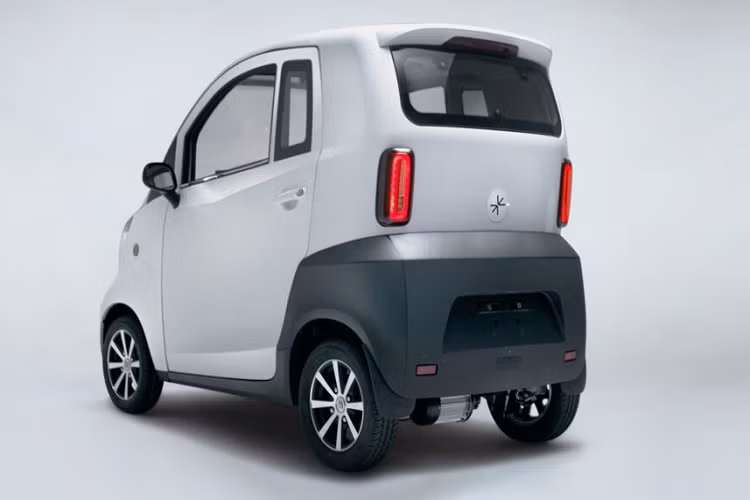 Tuy nhiên, với giá bán dưới 6.000 Bảng, Ark Zero EV đã trở thành mẫu ô tô điện rẻ nhất ở xứ sở sương mù. Đồng thời, đây cũng là mẫu xe điện chậm nhất đang bán tại thị trường Anh vì chỉ được trang bị mô-tơ điện có công suất tối đa 2,2 kW (khoảng 3 mã lực), thấp hơn cả xe máy 110 phân khối.