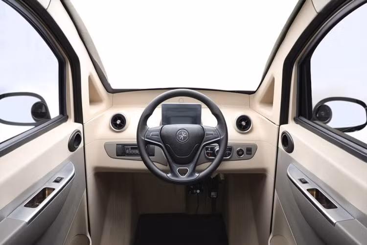 Trong khi đó, khu vực đầu xe của Ark Zero EV được thiết kế như những mẫu ôtô bước ra từ phim hoạt hình Pixar và đi kèm đèn pha LED hình tròn. Mặc dù có thiết kế thua kém rất nhiều so với Renault Twizy về mặt thẩm mỹ nhưng Ark Zero EV lại có ưu điểm vượt trội hơn là được trang bị cửa với kính cửa sổ, giúp việc di chuyển trong mưa dễ dàng hơn.
