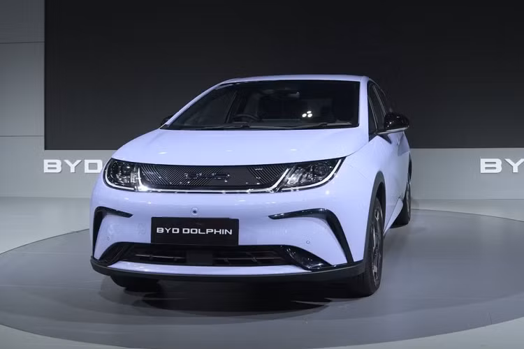Tại thị trường Thái Lan, giá xe BYD Dolphin 2023 chỉ bán ra 1 phiên bản là Standard Range là 799.999 Baht (khoảng 552 triệu đồng). Đây là giá bán ước tính sau khi áp dụng ưu đãi của chính phủ Thái Lan do nhà phân phối BYD Rever Automotive đưa ra.