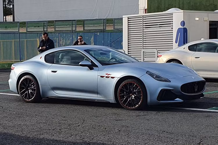 Mẫu xe Maserati GranTurismo PrimaSerie 2023 mới phiên bản giới hạn này được phát triển dựa trên GranTurismo và được đặt tên là PrimaSerie. Phiên bản giới hạn này sẽ được bán ra với hai cấu hình khác nhau, cả hai đều dựa trên GranTurismo Trofeo.