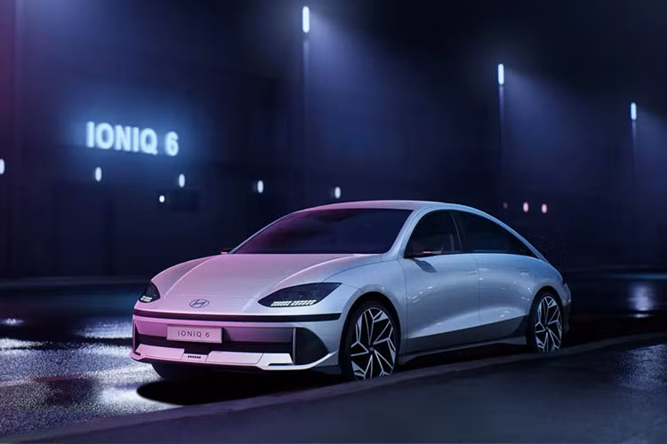 Giá xe Hyundai Ioniq 6 2023 tại Mỹ từ khoảng 40.000 USD (tương đương 940 triệu đồng. Tại Hàn Quốc Hyundai Ioniq 6 Stardard Range bản trang bị Exclusive từ 54 - 54,5 triệu Won (971 - 980 triệu đồng). Trong khi đó, Long Range được chia thành 3 bản trang bị là Exclusive, Exclusive Plus và Prestige với giá dao động từ 58,5 - 64,5 triệu Won (1,05 - 1,16 tỷ đồng) 