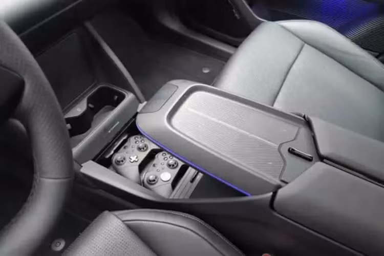 Vì là dòng xe điện thuần túy, Jiyue 01 sở hữu mặt trước có lưới tản nhiệt khép kín, điểm nhấn ở phần mặt tiền xe là dải đèn LED chiếu sáng ban ngày dạng cong thanh mảnh và đèn pha hình chữ T tích hợp 2 bên, rất cá tính, và hầm hố.