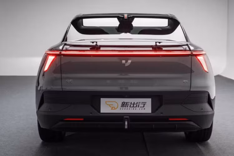 Jiyue 01 Max Performance 2023 sử dụng bộ pin lithium 100 kWh, phạm vi hành trình CLTC đạt 660 km, xe chỉ mất chưa đầy 30 phút để sạc nhanh từ 10% – 80%. Với việc Jiyue 01 gia nhập thị trường, sự cạnh tranh đang nóng lên giữa các công ty công nghệ lớn bao gồm Huawei, Xiaomi và Baidu, khi họ tung ra các loại xe điện có khả năng chế tạo robot tiên tiến.