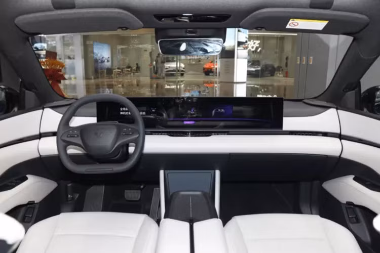 Được định vị là mẫu SUV cỡ trung đến cỡ lớn, Jiyue 01 có kích thước bao gồm chiều dài, chiều rộng và chiều cao lần lượt là 4.853 mm x 1.990 mm x 1.611 mm, chiều dài cơ sở 3.000 mm.