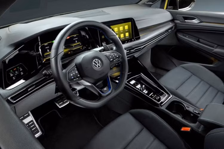 Về nội thất, Volkswagen Golf R 333 Limited Edition được trang bị ghế thể thao bọc da Nappa, hệ thống âm thanh Harman Kardon 9 loa…