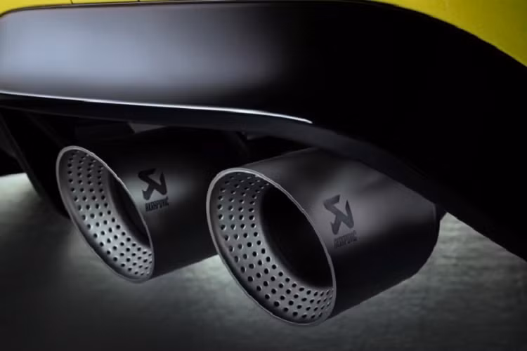 Điểm đáng chú ý nhất trên chiếc Golf R 333 này chính là hệ thống ống xả kép thể thao bằng hợp kim titanium Akrapovic mà Volkswagen trang bị. Hệ thống này hứa hẹn mang đến âm thanh mạnh mẽ, tuyệt vời cho chiếc xe.