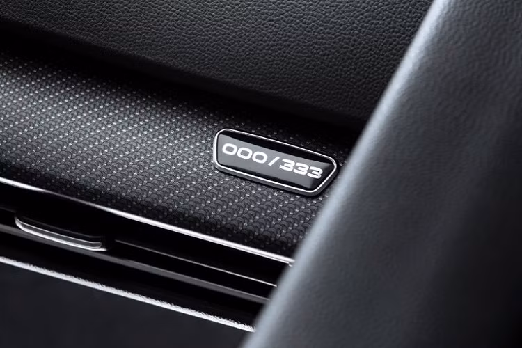 Volkswagen Golf R 333 được tích hợp nhiều tính năng hỗ trợ lái an toàn, tiên tiến như: hệ thống đèn pha thông minh IQ.LIGHT LED, gói an toàn IQ.DRIVE bao gồm hỗ trợ chuyển làn, camera lùi…