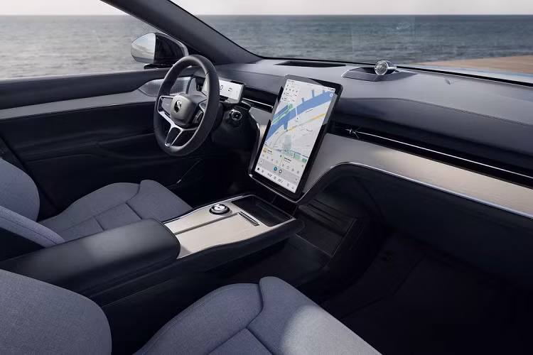 Volvo EX90 được chế tạo dựa trên nền tảng cấu trúc khung gầm dành cho xe điện SPA2 của công ty mẹ Geely, tương tự Polestar 3. Với phiên bản tiêu chuẩn, xe được cung cấp 2 mô tơ điện với công suất 408 mã lực, mô-men xoắn 770 Nm.