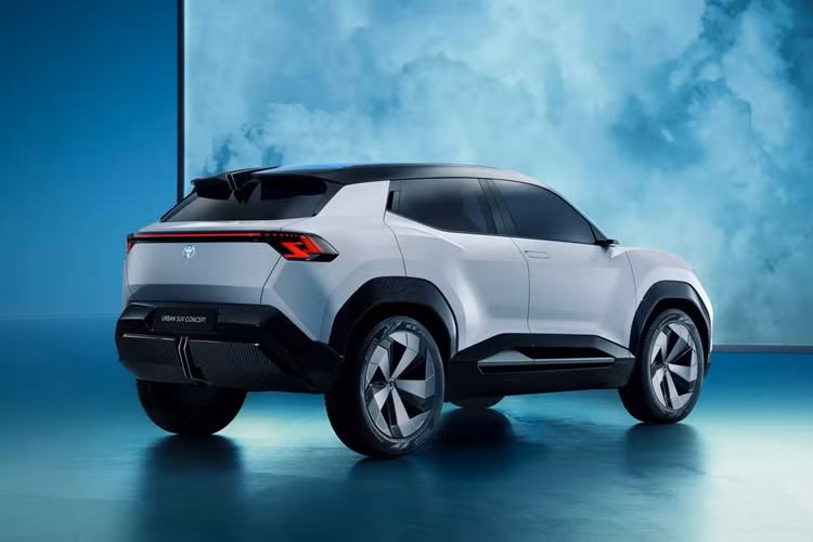 Về ngoại hình, Urban SUV Concept được áp dụng ngôn ngữ thiết kế tương tự các mẫu xe đời mới của Toyota như Prius, Crown hay Camry. Mẫu SUV này cũng được trang bị phần mũi xe lấy cảm hứng từ cá mập đầu búa với dải đèn LED định vị ban ngày nằm vắt ngang. Bên cạnh đó là cụm đèn pha hình chữ “C” đặc trưng và lưới tản nhiệt đóng kín.