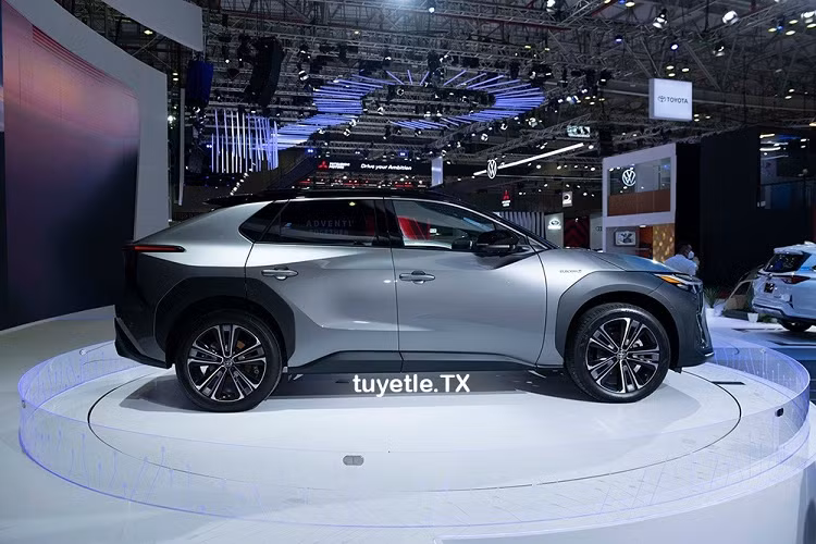 Chẳng hạn vào tháng 2 đầu năm nay, 2 liên doanh FAW-Toyota và GAC-Toyota đã đồng loạt điều chỉnh giá bán mẫu xe điện bZ4X tại Trung Quốc sau khi nhận thấy sức mua của người tiêu dùng quá thấp. Cụ thể, thay vì có giá bán 199.800 nhân dân tệ, tương đương 678 triệu đồng như trước đó, giá xe Toyota bZ4X lại chỉ còn từ 169.800 nhân dân tệ, tương đương 576 triệu đồng, đã giảm 30.000 nhân dân tệ, hay 102 triệu đồng.