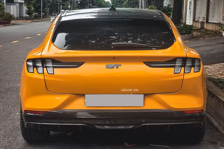 Ở phía sau, chiếc Ford Mustang Mach-E GT được trang bị đèn hậu LED chia 3 phần riêng biệt độc đáo và logo GT đặt ngay ở vị trí trung tâm của cửa cốp. Bộ vành theo xe là loại đa chấu, kích thước 19 inch và cùm phanh sơn đỏ.