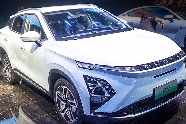 Trước thời điểm bán ở Việt Nam, OMODA 5 EV 2023 chạy điện đã bất ngờ trình làng tại thị trường Trung Quốc, cụ thể là trong triển lãm Ô tô Thượng Hải 2023. Qua đó, có thể thấy OMODA 5 EV sở hữu ngoại hình thay đổi nhẹ so với phiên bản máy xăng để phù hợp với ô tô điện.