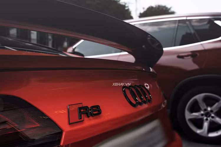 Về truyền động, Audi R8 V10 Plus đầu tiên tại Việt Nam được trang bị khối động cơ V10 hút khí tự nhiên có dung tích 5.2 lít, sản sinh công suất tối đa 602 mã lực và mô men xoắn cực đại đạt mức 560 Nm.