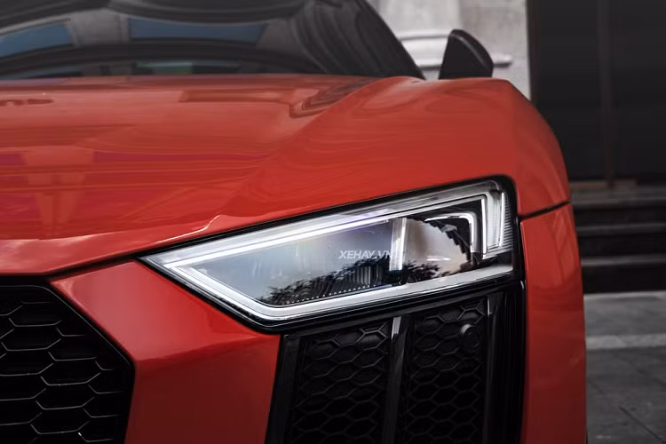 Chưa hết, siêu xe Audi R8 V10 Plus này đã được chủ nhân độ thêm bộ ống xả hiệu Capristo của Ý nhằm cho ra những âm thanh uy lực và phấn khích hơn. Được biết, giá bán của bộ ống xả này lên đến 200 triệu đồng.