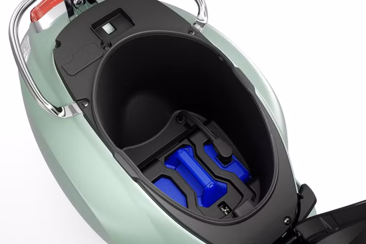 Trên phiên bản mới, Vespa Primavera và Sprint S đều có mâm, tay nắm và tấm chắn bùn phía trước mới. Vespa Primavera 2024 được phân phối với 3 phiên bản, gồm: Primavera, Primavera Tech và Elettrica.