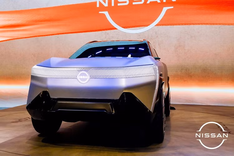 Mẫu xe concept mới của Nissan sở hữu những điểm nhấn trong thiết kế như thân vỏ "cơ bắp", cửa sổ không cột, baga nóc tích hợp và hệ thống đèn nằm vắt ngang trên cả đầu xe lẫn phía sau. Thêm vào đó là dải đèn kéo dài xuống cản trước như cặp răng nanh, gợi liên tưởng đến xe Peugeot.