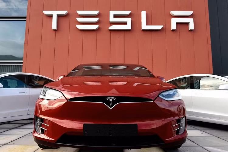 Porsche va Tesla dan dau ve so lan trieu hoi xe dinh loi