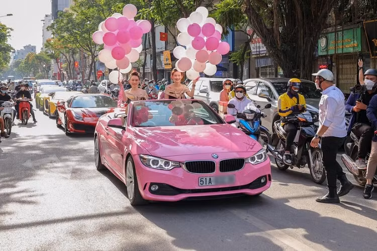 Chiếc BMW 428i của bà Mai Lisa cũng thường xuyên góp mặt cùng dàn siêu xe, xe thể thao, xe siêu sang, SUV và xe mô tô khủng của Hoàng Kim Khánh ra Phú Quốc, tỉnh Kiên Giang vào tuần vừa qua.