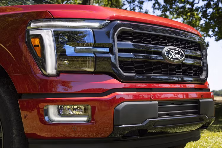 Trong suốt nhiều năm qua, F-150 luôn là dòng xe bán chạy nhất của thương hiệu Ford nói riêng và toàn thị trường Mỹ nói chung. Không để "gà đẻ trứng vàng" mất sức hút, hãng Ford đã tung ra phiên bản nâng cấp của dòng xe này ở thị trường Mỹ. Ở phiên bản Ford F-150 2024 mới không chỉ được làm mới thiết kế mà còn có thêm trang bị.