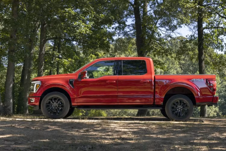 Để đảm bảo an toàn, Ford F-150 2024 được trang bị hệ thống BlueCruise 1.2 - phiên bản nâng cấp của gói trợ lái cấp độ 2. Hệ thống này bổ sung những tính năng an toàn mới như hỗ trợ chuyển làn đường và đưa xe về làn đường. Đồng thời, đây cũng là mẫu xe đầu tiên ở khu vực Bắc Mỹ có dịch vụ Stolen Vehicle Services nhằm hỗ trợ lực lượng chức năng xác định vị trí của xe bị ăn trộm.