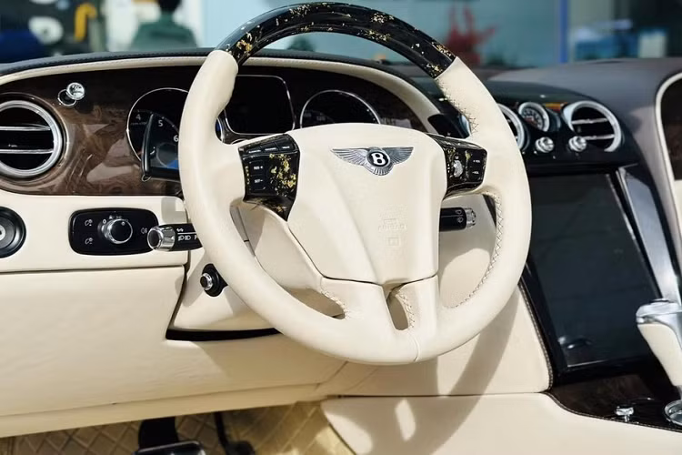Dòng xe siêu sang mui trần Bentley Continental GTC được trang bị khối động cơ W12 (12 xi-lanh xếp hình chữ W), dung tích 6.0 lít, sản sinh công suất tối đa 552 mã lực tại vòng tua máy 6.000 vòng/phút và mô-men xoắn cực đại đạt 650 Nm.
