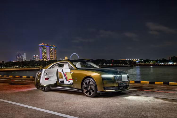 Ngoài ra, Rolls-Royce Spectre còn được hỗ trợ công nghệ sạc nhanh hồi pin từ 10-80% trong 34 phút khi sử dụng bộ sạc DC 195 kW. Nếu thời gian gấp gáp, người dùng có thể bỏ chỉ 9 phút để hồi đủ năng lượng cho xe vận hành quãng đường 100 km.