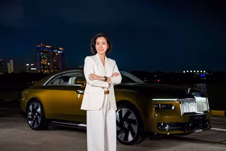 Trên đỉnh lưới tản nhiệt là biểu tượng "thiếu phụ bay" không thể thiếu của xe Rolls-Royce. Ở phiên bản mới này, “biểu tượng” Spirit of Ecstasy huyền thoại cũng được điều chỉnh để tạo ra một kiểu dáng thể thao hơn cho chiếc Rolls-Royce.