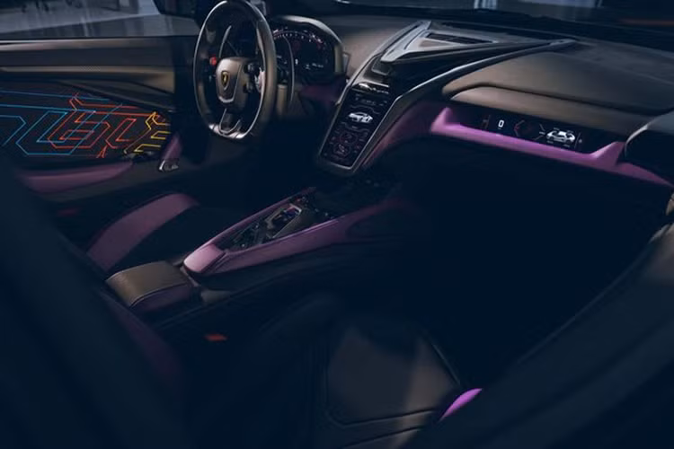 Không chỉ vậy, các kỹ sư của Lamborghini còn tỉ mỉ thực hiện những nét vẽ đầy màu sắc trên nút khởi động/dừng. Giám đốc thiết kế Lamborghini, ông Mitja Borkert cho biết: “Chúng tôi muốn tạo ra thứ gì đó mang tính nghệ thuật thuần túy bằng cách sử dụng bút vẽ và sự kết hợp của màu sắc, như thể Revuelto là một bức tranh vẽ”.