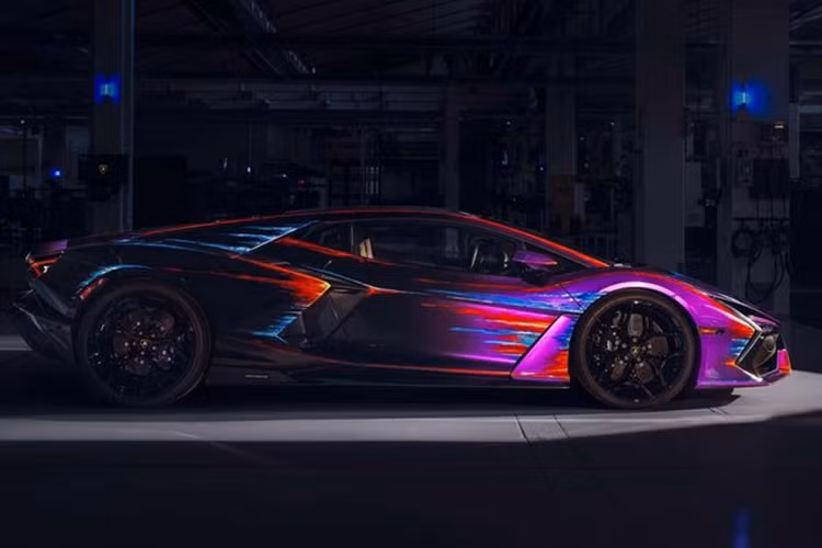 Chưa dừng lại ở đó, mới đây, Lamborghini ra mắt Revuelto Opera Unica với màu sơn có hiệu ứng đặc biệt, phải mất 435 giờ (tương đương 18 ngày làm việc) mới hoàn thành.