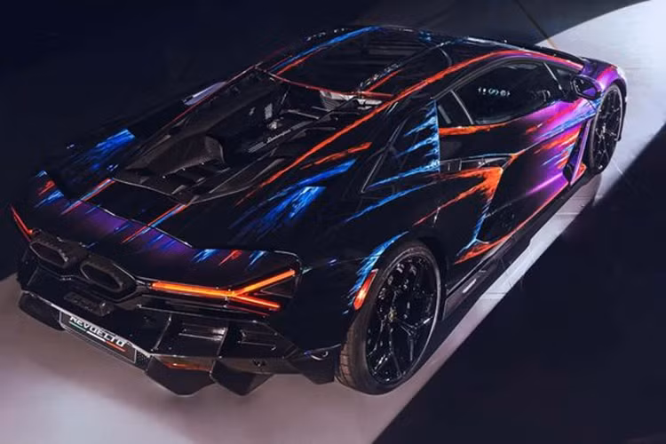 Lamborghini Revuelto Opera Unica sẽ được trưng bày tại Art Basel trong dịp kỷ niệm 60 năm thành lập hãng. Hãng xe không công bố mức giá của siêu phẩm này nhưng theo Motor1, Revuelto Opera Unica đã được bán cho một nhà sưu tầm ô tô nổi tiếng với mức giá hơn 1 triệu USD (hơn 24 tỷ đồng).