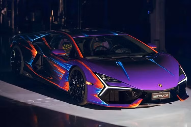 Hãng siêu xe thể thao như Lamborghini rất biết cách để làm cho những siêu phẩm triệu đô của mình trở nên độc đáo hơn. Hồi tháng 8 năm nay, hãng xe thể thao tới từ Ý đã ra mắt chiếc Lamborghini Huracán Sterrato bản Opera Unica với màu ngoại thất cầu kỳ phải mất 370 giờ để thực hiện.