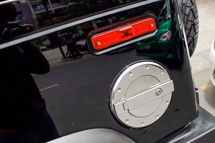 SUV hạng sang cỡ lớn Hummer H2 ban đầu được trang bị động cơ V8, dung tích 6.0 lít, sau đó nâng cấp lên 6.2 lít. Nhờ đó mà xe H2 của Hummer sản sinh công suất tối đa 316 mã lực đến 393 mã lực, tại vòng tua máy 5.200 vòng/phút và mô-men xoắn cực đại 495 Nm tại vòng tua máy 4.000 vòng/phút.