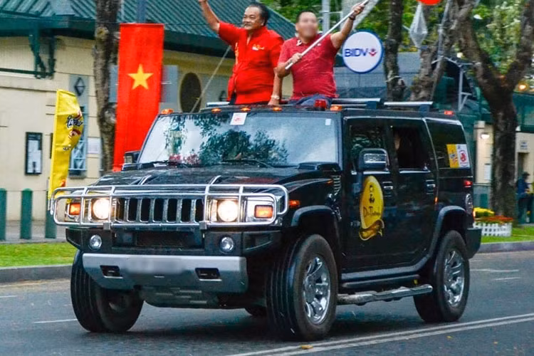 Trước khi bị bắt giữ, ông Trần Quí Thanh được biết đến là 1 trong những đại gia giàu có nhất nhì tại TP HCM, trong đó, ở 1 số sự kiện thể thao, doanh nhân này còn xuất hiện trong vai trò nhà tài trợ, di chuyển trên 1 chiếc xe SUV Hummer H2 có ngoại hình rất hầm hố, nhận được khá nhiều sự quan tâm của cư dân mạng.