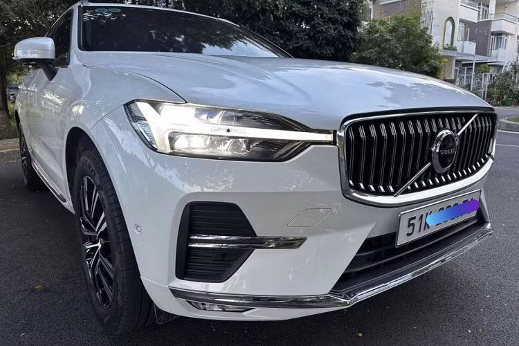 Trong quá khứ, diễn viên Ngọc Lan gắn liền với nhiều mẫu xe đắt tiền như MINI Cooper được Thanh Bình (chồng cũ) tặng vào năm 2018 nhân dịp sinh nhật, hay chiếc BMW 5-Series màu xanh dương... Đến năm 2020, cô được sở hữu thêm một chiếc Mercedes-Benz E-Class. Mức giá xe Volvo XC60 2021 của Ngọc Lan đang được rao bán 2,1 tỷ đồng.