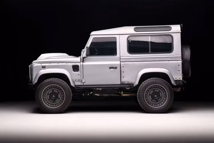 Kahn cũng đã trang bị cho chiếc Defender cổ điển bộ mâm 20 inch màu xám, đi kèm lốp Gladiator QR900-M/T 33 inch. Bên cạnh đó, xe cũng được thay đổi thiết kế cửa sổ bên, bổ sung hệ thống đèn phụ trợ.
